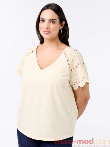 Дамска блуза с бродерия на ръкавите 