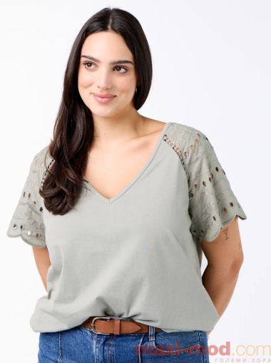 Дамска блуза с бродерия на ръкавите 