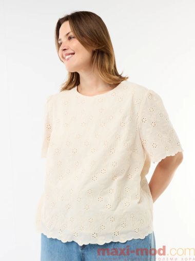 Дамска блуза с бродерия и капси