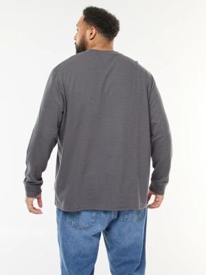 Лек пуловер с оребрена плетка и кръгло деколте 