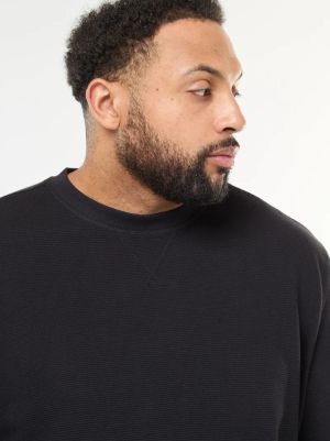 Лек пуловер с оребрена плетка и кръгло деколте 