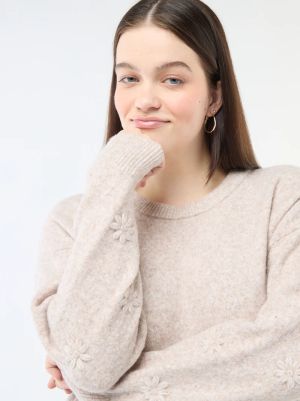 Дамски пуловер с дебела плетка с флорална бродерия