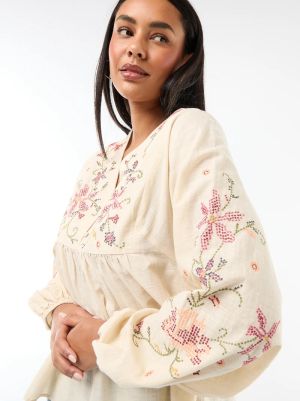 Дамска блуза с бродерия на цвета