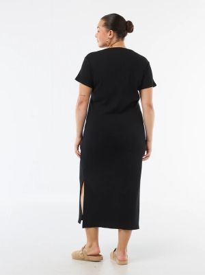 Дълга оребрена рокля с къси ръкави