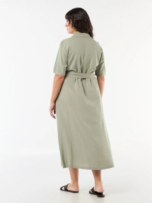 Рокля с къс ръкав и колан на талията