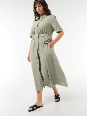 Рокля с къс ръкав и колан на талията