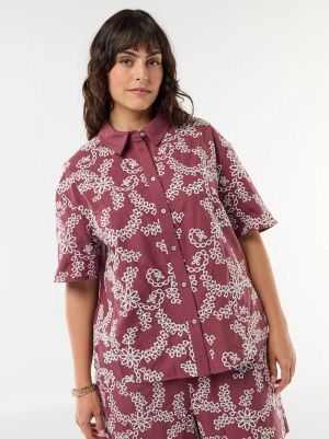 Дамска риза с къс ръкав с бродерия