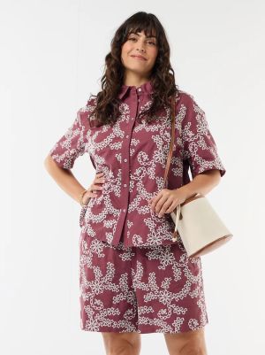 Дамски къси панталони с флорална бродерия