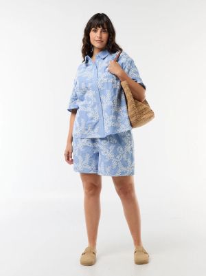 Дамски къси панталони с флорална бродерия