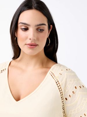 Дамска блуза с бродерия на ръкавите 