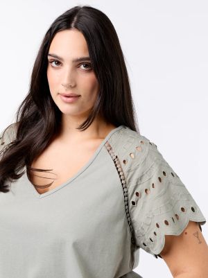 Дамска блуза с бродерия на ръкавите 