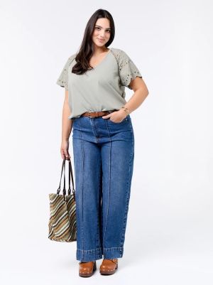 Дамска блуза с бродерия на ръкавите 