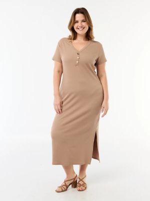 Дълга оребрена рокля с къси ръкави