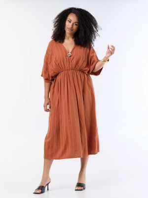 Дълга рокля с кръстосано деколте и шарено бижу